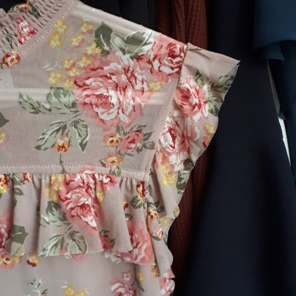 Sleeveless Floral Blouse - Picture 3 of 6